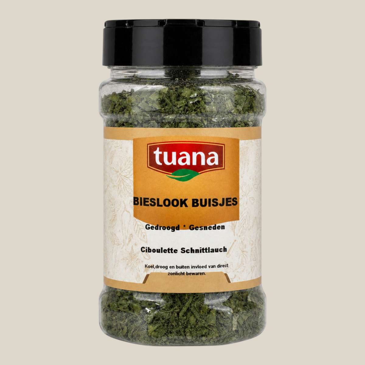 TuanaShop BV gedroogde bieslook buisjes in een doorzichtige voorraadpot met zwart deksel op een zwarte achtergrond.
