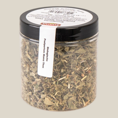 TuanaShop BV Postpartum Mama Thee in een doorzichtige pot met losse kruidenmelange voor herstel na de bevalling.