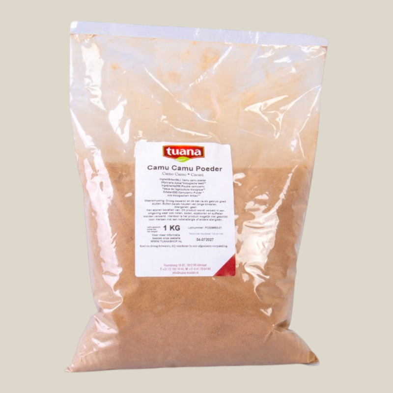TuanaShop BV Camu Camu poeder in een doorzichtige verpakking van 1 kg, een biologisch superfood uit het Amazonegebied.