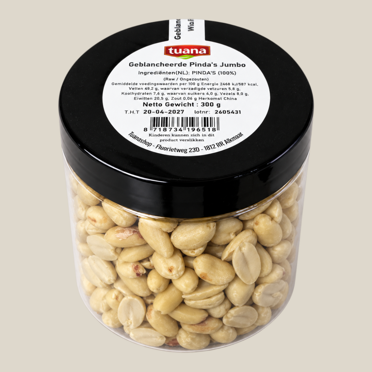 TuanaShop BV geblancheerde jumbo pinda's in een doorzichtige pot met zwart deksel en productinformatie label.