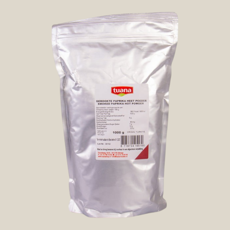 TuanaShop BV gerookte hete paprikapoeder in een zilverkleurige stazak van 1000 gram voor een intense rooksmaak.