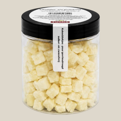 TuanaShop BV kokosblokjes in een transparante hersluitbare pot van 250 gram met zwarte deksel en productetiket
