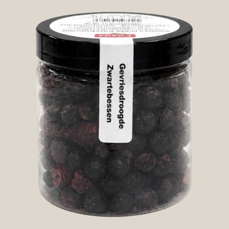 TuanaShop BV gevriesdroogde zwartebessen in een doorzichtige pot met zwarte deksel voor een knapperige snack