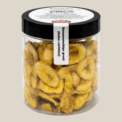 TuanaShop BV gezoete bananenchips in een doorzichtige hersluitbare pot voor een knapperige tropische snack