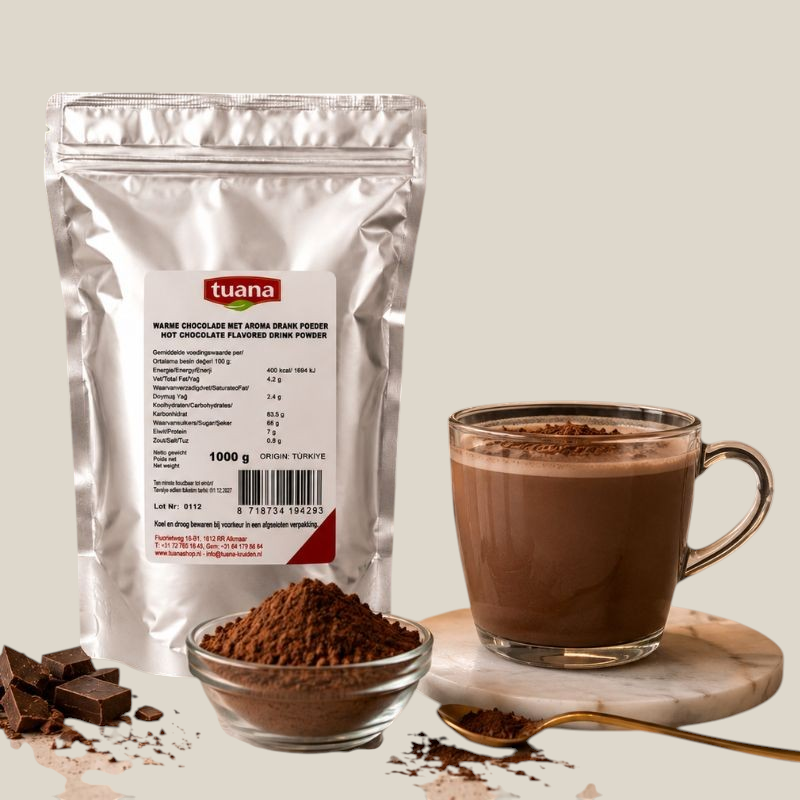 TuanaShop BV warme chocolademelk poeder in verpakking naast een mok met bereide chocoladedrank en cacaopoeder.