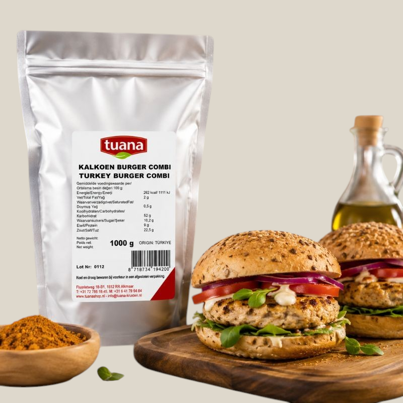 TuanaShop BV kalkoenburger kruidenmix in zilveren verpakking naast twee vers bereide kalkoenburgers op een houten plank
