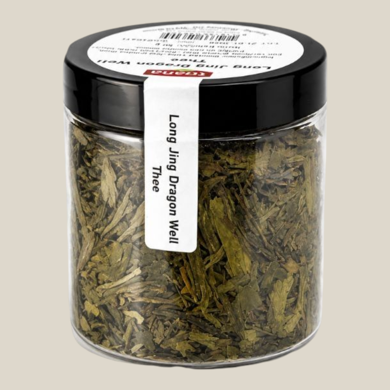 TuanaShop BV Long Jing Dragon Well groene thee in een transparante pot van 50 gram met een zwart deksel.