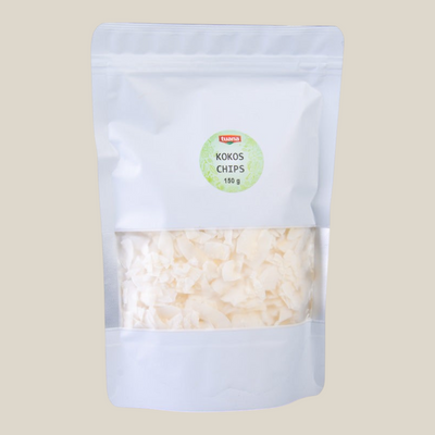 TuanaShop BV Kokos Chips in een witte hersluitbare verpakking met venster voor een natuurlijke, knapperige snack.