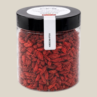 TuanaShop BV gedroogde goji bessen in een doorzichtige pot van 200 gram met een zwart deksel.