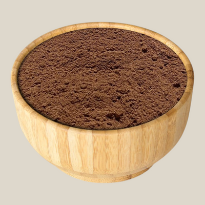 TuanaShop BV Chai Masala kruidenmix in een houten kom, een aromatische blend van Indiase specerijen voor thee.