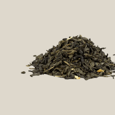 TuanaShop BV Chinese jasmijnthee met gedroogde groene theeblaadjes en jasmijnbloesem op een witte achtergrond