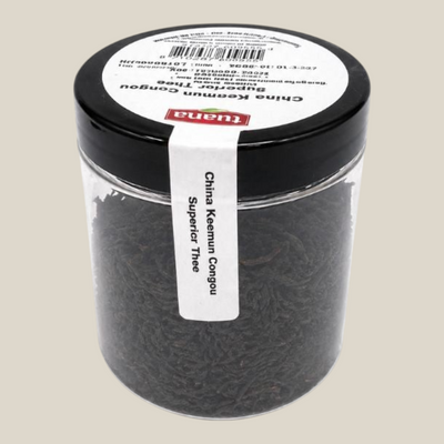 TuanaShop BV China Keemun Congou Superior zwarte thee in een doorzichtige pot van 60 gram met zwart deksel
