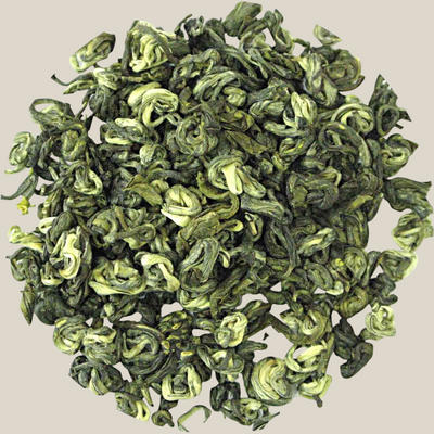TuanaShop BV China White Jasmine Parels thee met handgerolde groene theeblaadjes en een delicaat jasmijn aroma.