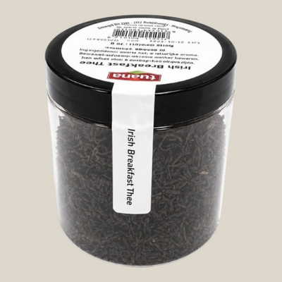 TuanaShop BV Irish Breakfast thee in een transparante pot met zwarte deksel en witte productinformatie sticker