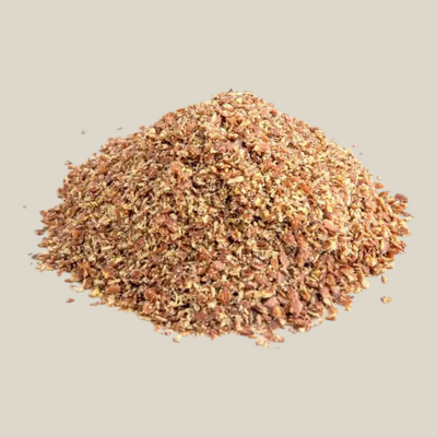 TuanaShop BV gebroken lijnzaad met een bruine kleur en nootachtige textuur, rijk aan vezels en omega-3 vetzuren.