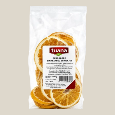 TuanaShop BV gedroogde sinaasappelschijfjes in een transparante verpakking van 100 gram voor garnering en thee.