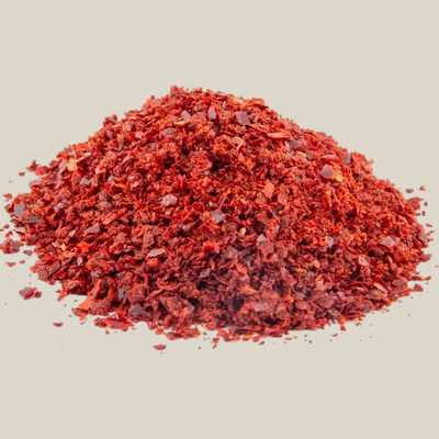 TuanaShop BV Pul Biber pittige Turkse chilivlokken in een hoopje voor een aromatische smaakmaker
