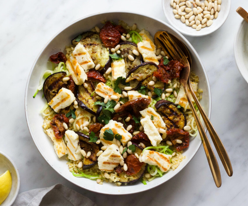 Gegrilde aubergine-halloumi salade met bulgur