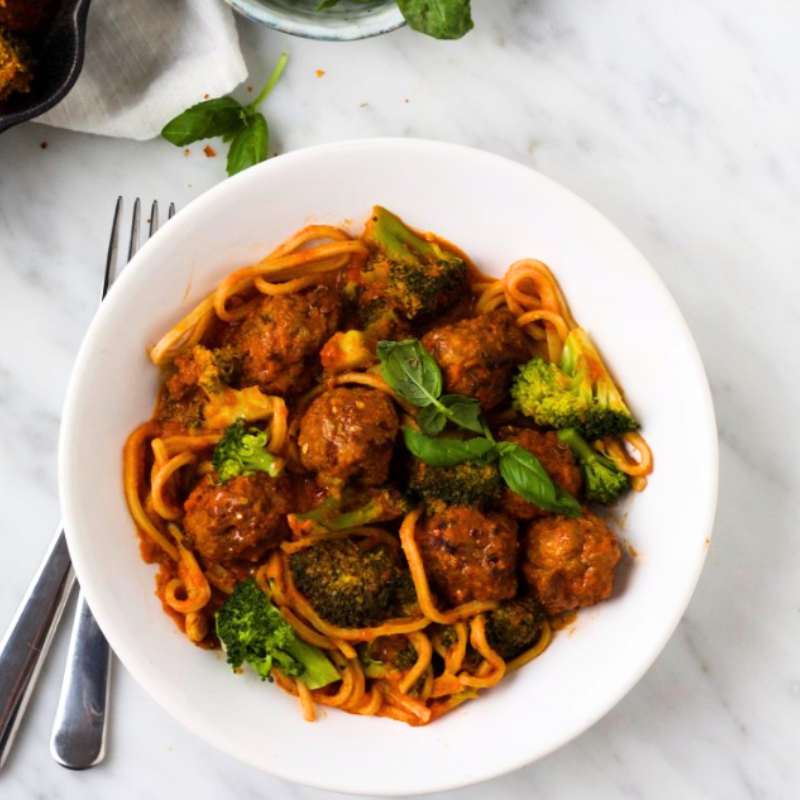 Spaghetti met rode saus, broccoli en vegetarische balletjes