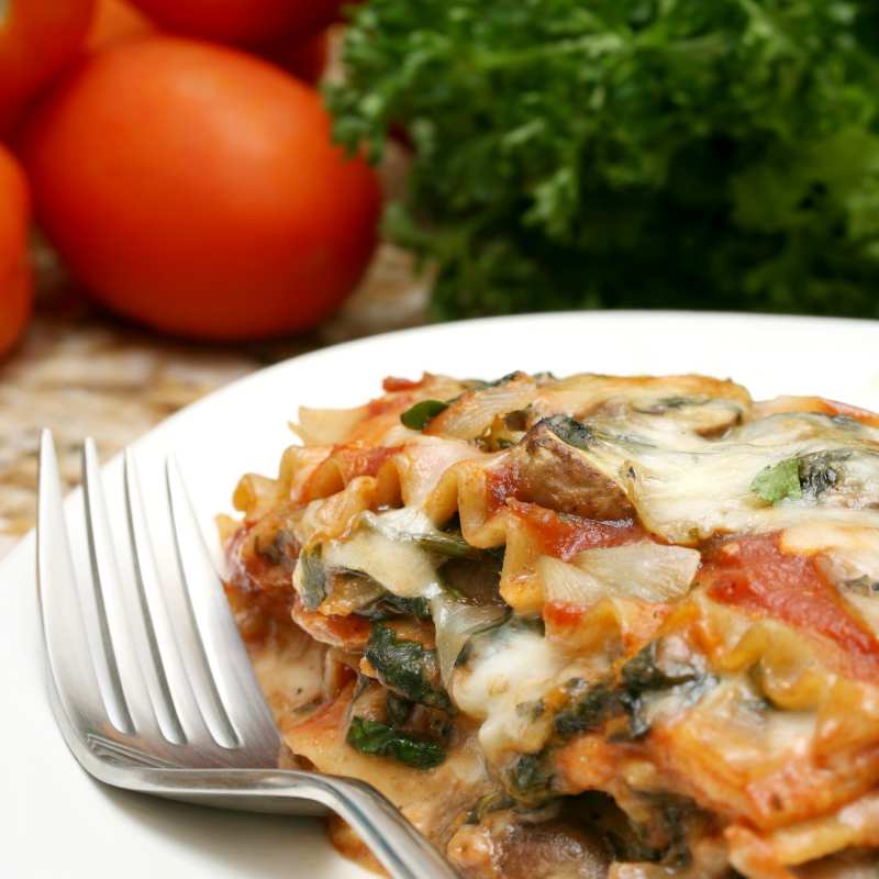 Vegetarische lasagne met spinazie en pijnboompitten