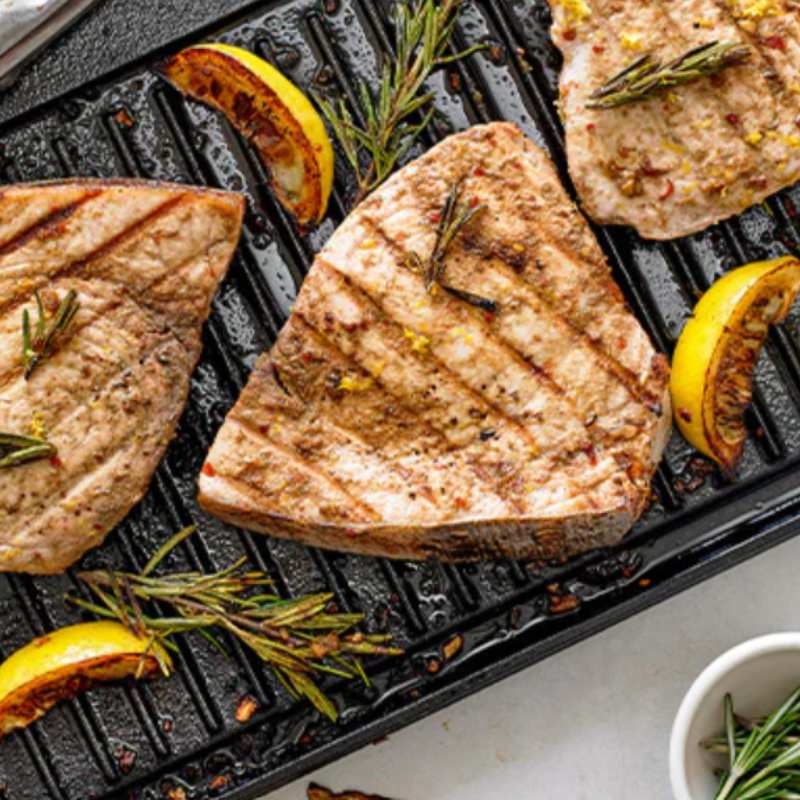 Kruiden Gegrilde Zwaardvis Met Geroosterde Aardappelsalade