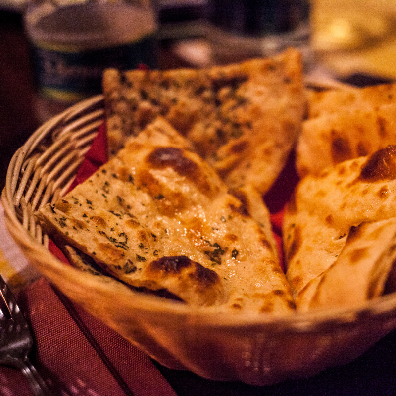 Zwarte Knoflook Flatbread Met Opgeklopte Ricotta