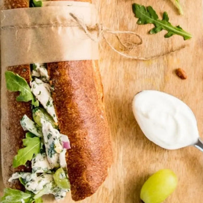 Kip sandwich met Griekse yoghurtsaus