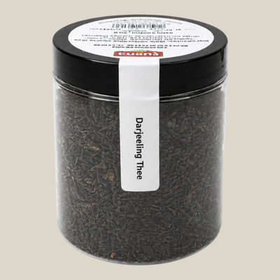 TuanaShop BV Darjeeling thee in een doorzichtige pot met zwarte deksel en wit etiket