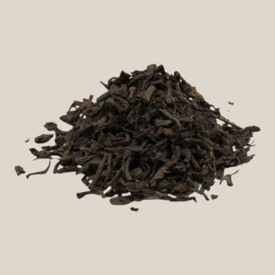 Hoogwaardige zwarte Darjeeling thee van TuanaShop BV met gedroogde theeblaadjes voor een verfijnde aromatische smaak.