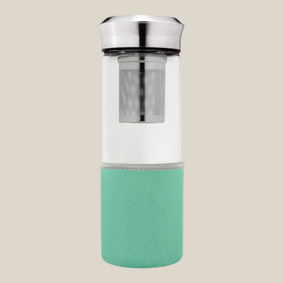 TuanaShop BV theemaker van 400ml met turquoise neopreen hoes, roestvrijstalen filter en deksel voor losse thee.