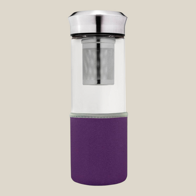 Paarse TuanaShop BV theemaker van 400ml met glazen beker, roestvrijstalen filter en beschermende neopreen hoes.