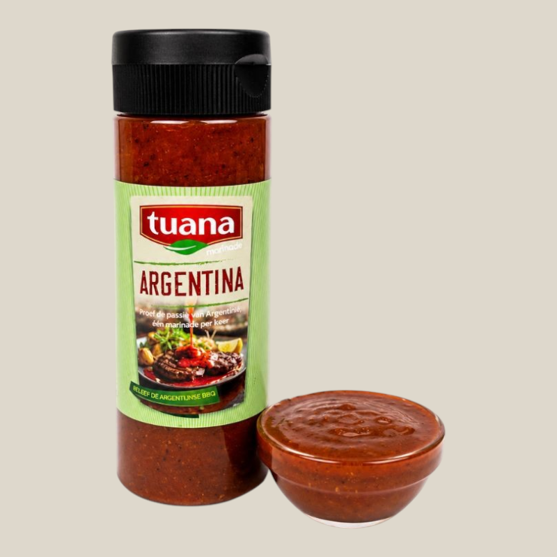 TuanaShop BV Argentina marinade in een fles met een schaaltje dieprode pittige saus voor vlees en groenten
