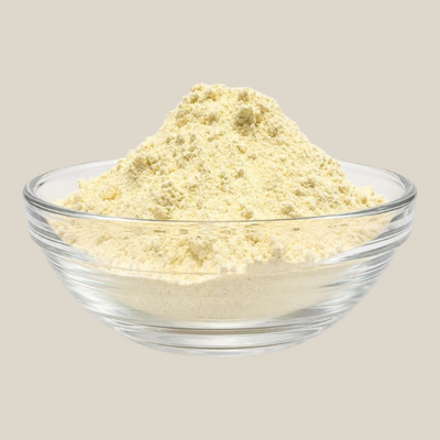 TuanaShop BV Breading Mix voor extra krokante kip in een glazen schaaltje, lichtgeel poeder voor een goudbruine korst.