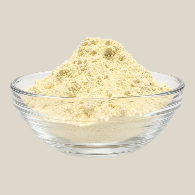 TuanaShop BV Breading Mix voor extra krokante kip in een glazen schaaltje, lichtgeel poeder voor een goudbruine korst.