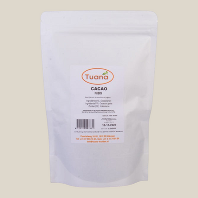 TuanaShop BV verpakking met 100g rauwe cacao nibs, een gezonde en knapperige superfood topping.