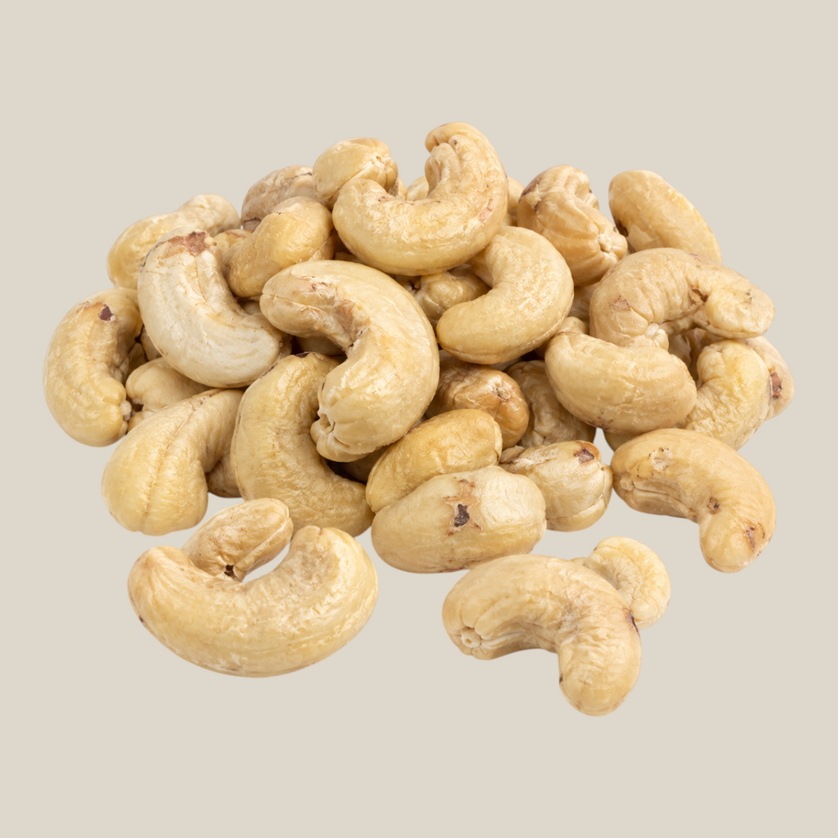 Een hoopje ongebrande en ongezouten XL cashewnoten van TuanaShop BV met een romige kleur en stevige textuur.