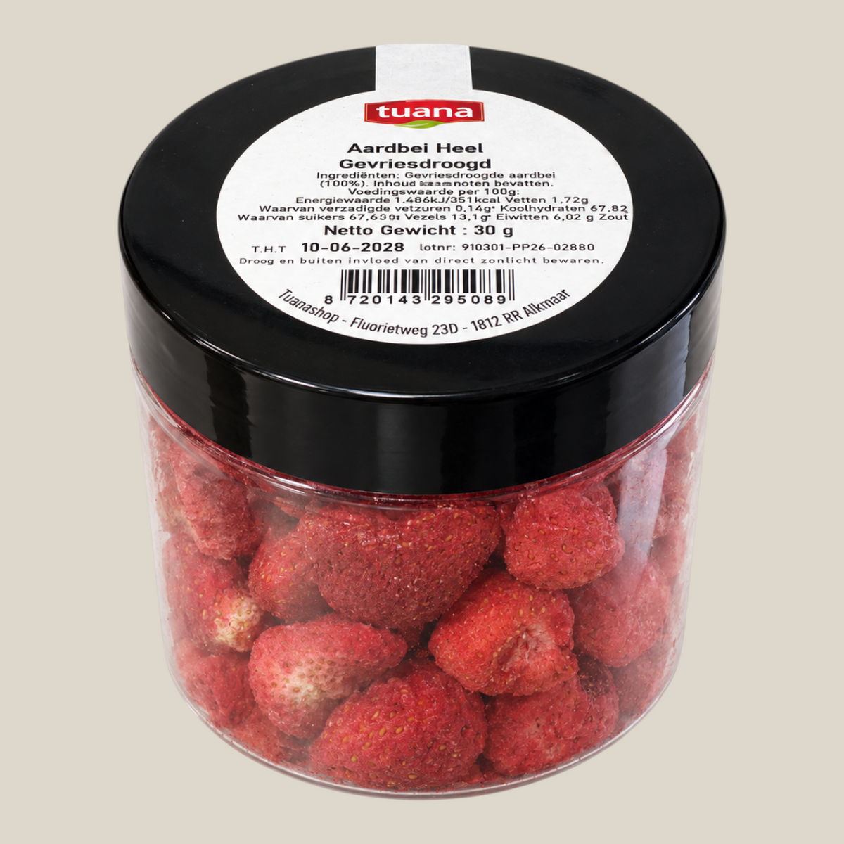 TuanaShop BV gevriesdroogde hele aardbeien in een transparante pot met zwart deksel en productinformatie