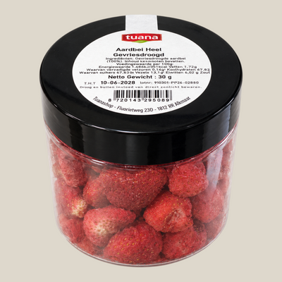 TuanaShop BV gevriesdroogde hele aardbeien in een transparante pot met zwart deksel en productinformatie