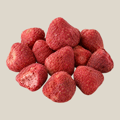 TuanaShop BV gevriesdroogde hele aardbeien met een knapperige textuur en dieprode kleur op een witte achtergrond.
