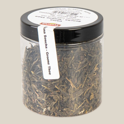 TuanaShop BV China Sencha groene thee in een doorzichtige pot van 50 gram met losse gedroogde theebladeren.