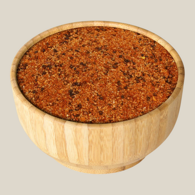 TuanaShop BV Dutch Oven kruidenmix in een houten kom met een rokerige mix van paprika, chili en jalapeño.