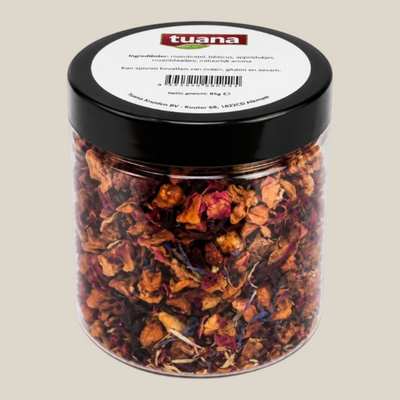 TuanaShop BV Exotic Punch zomer fruit thee in een doorzichtige pot met zwarte deksel en kleurrijke gedroogde vruchten