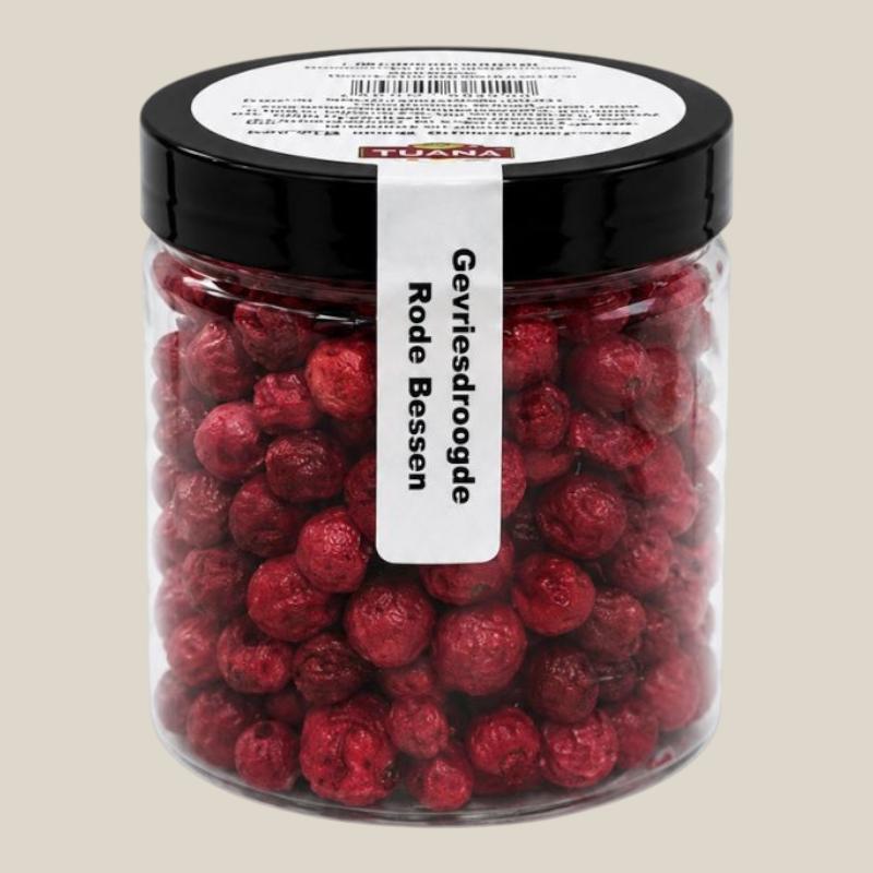TuanaShop BV gevriesdroogde rode bessen in een transparante pot met zwart deksel voor een gezonde snack