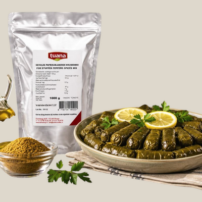 TuanaShop BV kruidenmix voor gevulde wijnbladeren naast een schaal met verse dolma en citroenschijfjes