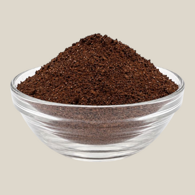 TuanaShop BV warme chocolademelk poeder in een glazen kom voor een romige en volle chocoladedrank.