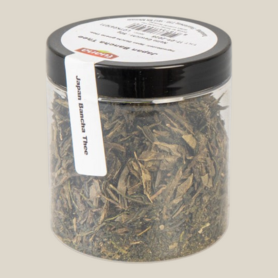 Potje Japan Bancha groene thee van TuanaShop BV met gedroogde theebladeren in een transparante verpakking.