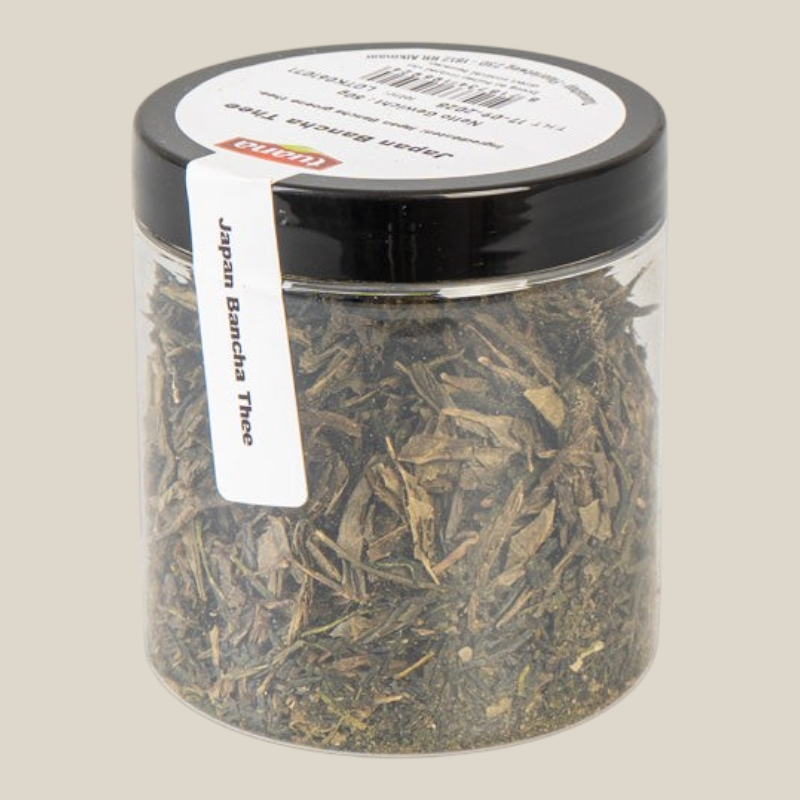 Potje Japan Bancha groene thee van TuanaShop BV met gedroogde theebladeren in een transparante verpakking.