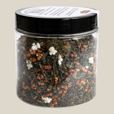TuanaShop BV Japan Genmaicha thee met groene theeblaadjes, geroosterde rijst en gepofte rijst in een doorzichtige pot