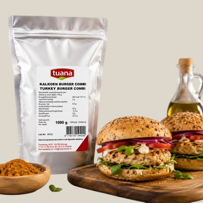 TuanaShop BV kalkoenburger kruidenmix in zilveren verpakking naast twee vers bereide kalkoenburgers op een houten plank