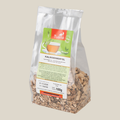 TuanaShop BV gesneden kalmoeswortel in een doorzichtige verpakking van 100g voor kruidenthee